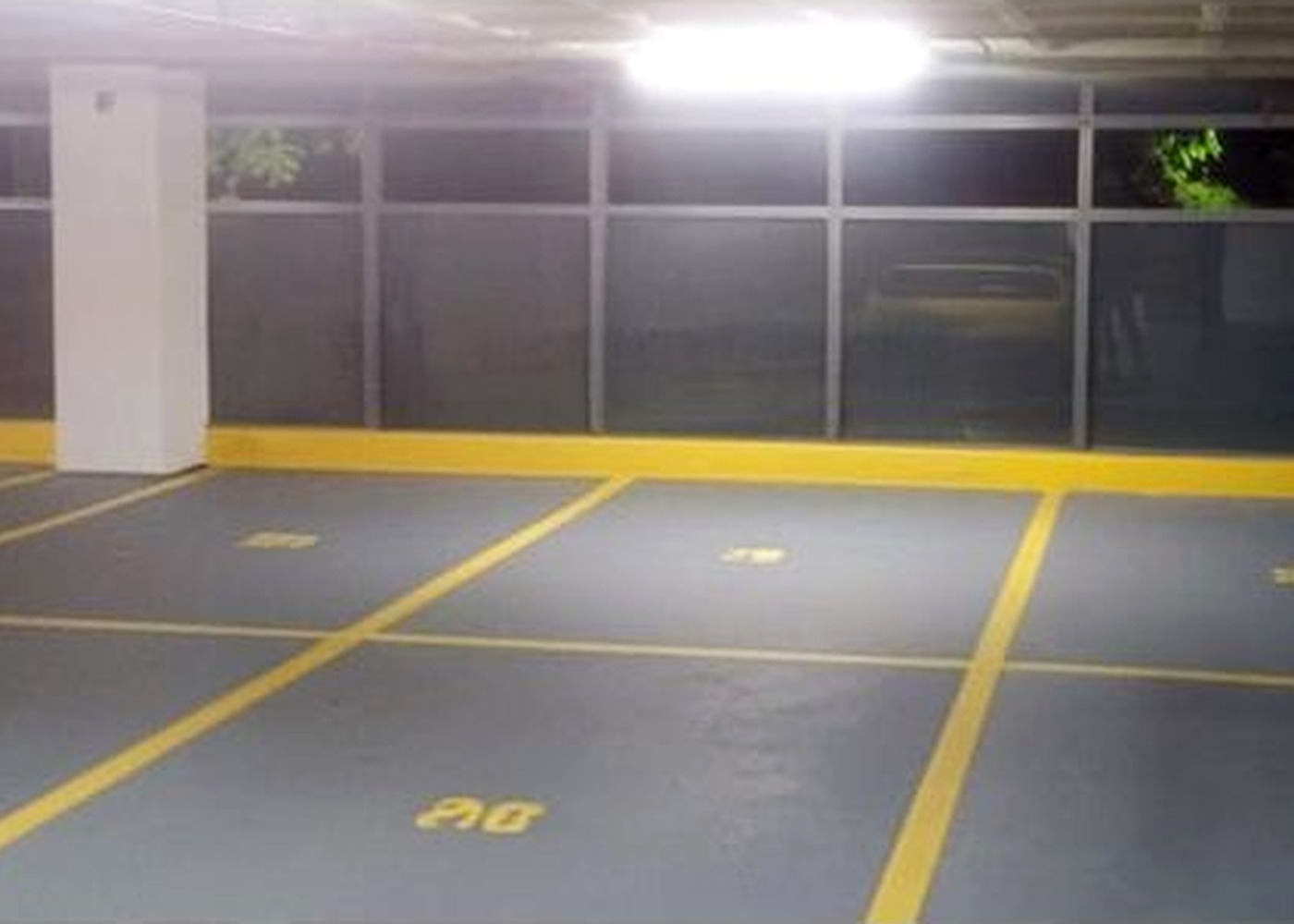 Estacionamiento con señalización